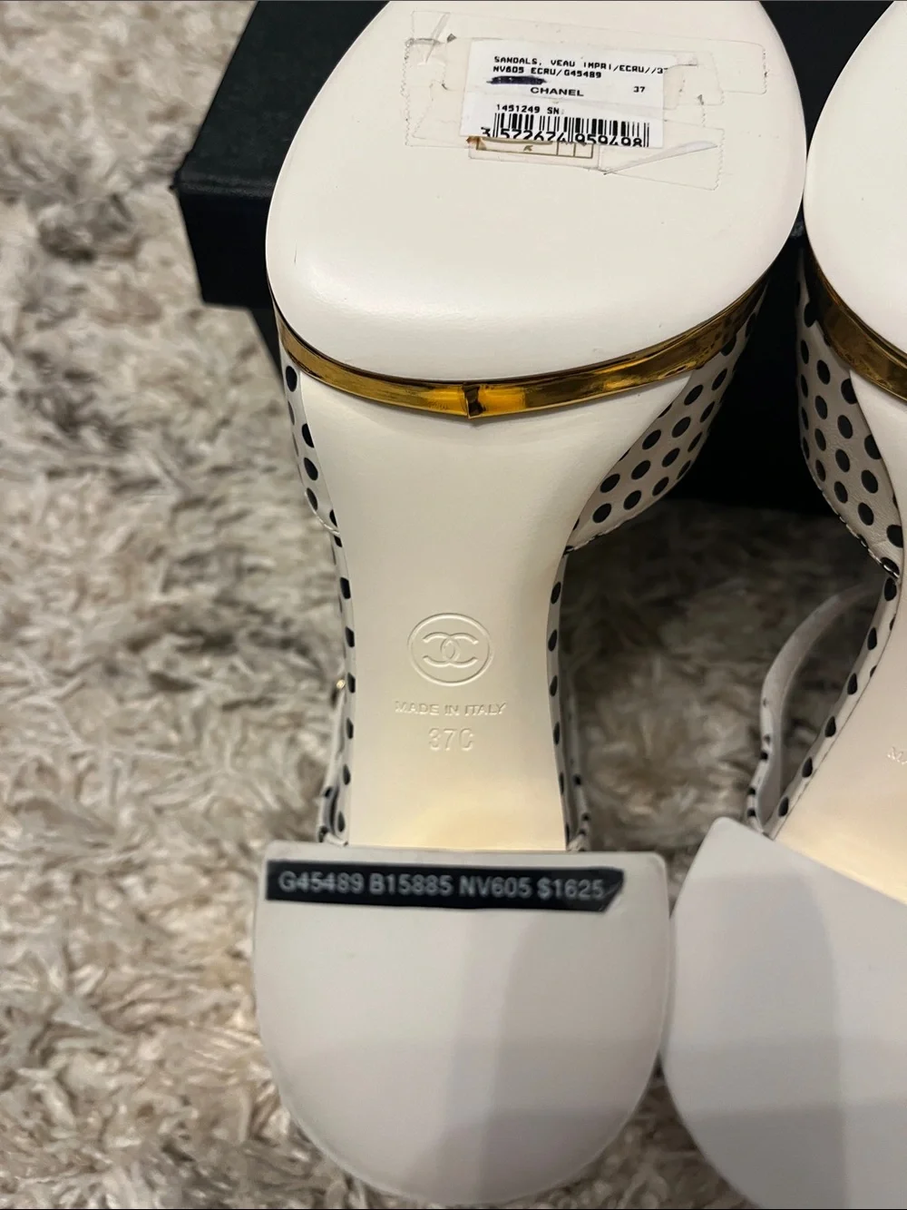 Chanel polka dot heels. Printed calfskin. Ivory. Black. Gold. Size 37. New.